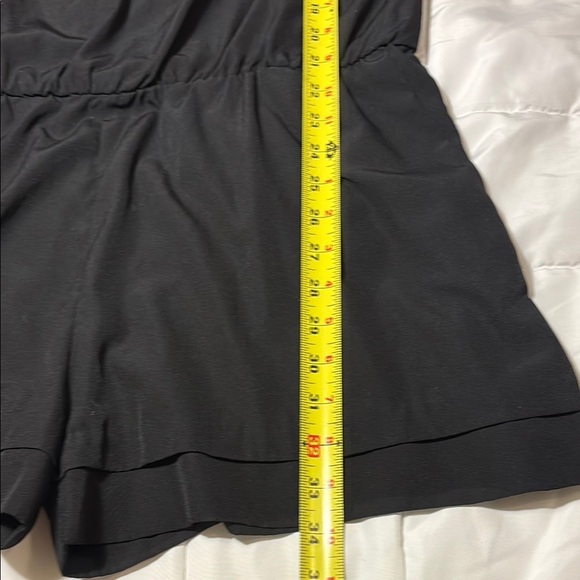 Black Sleeveless Romper with Fitted Waist and Pockets - L - Picture 5 of 9